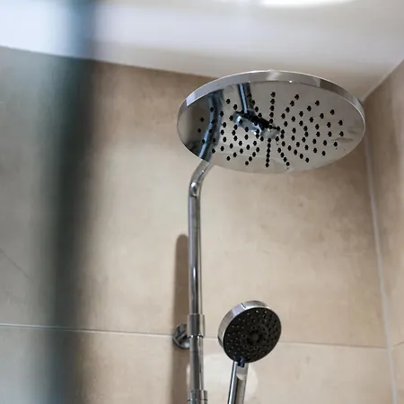 Au Rez De Chaussée Vue Cour *