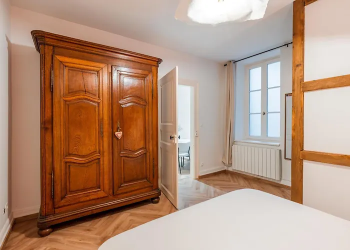 Au Rez De Chaussée Vue Cour